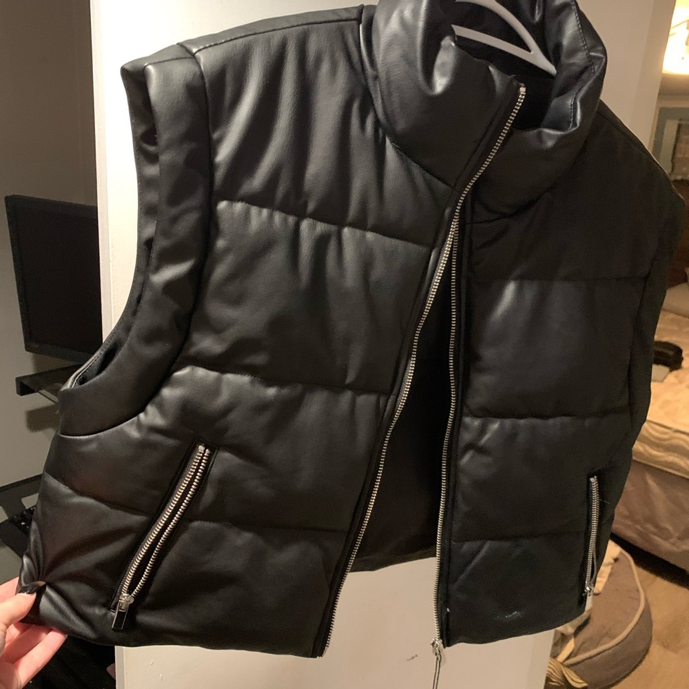 BRAND NEW NEVER WORN - Zara Black Puffer Vest !!